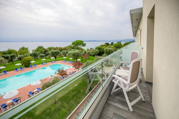 Piscin con Solarium - Villa Paradiso Suite